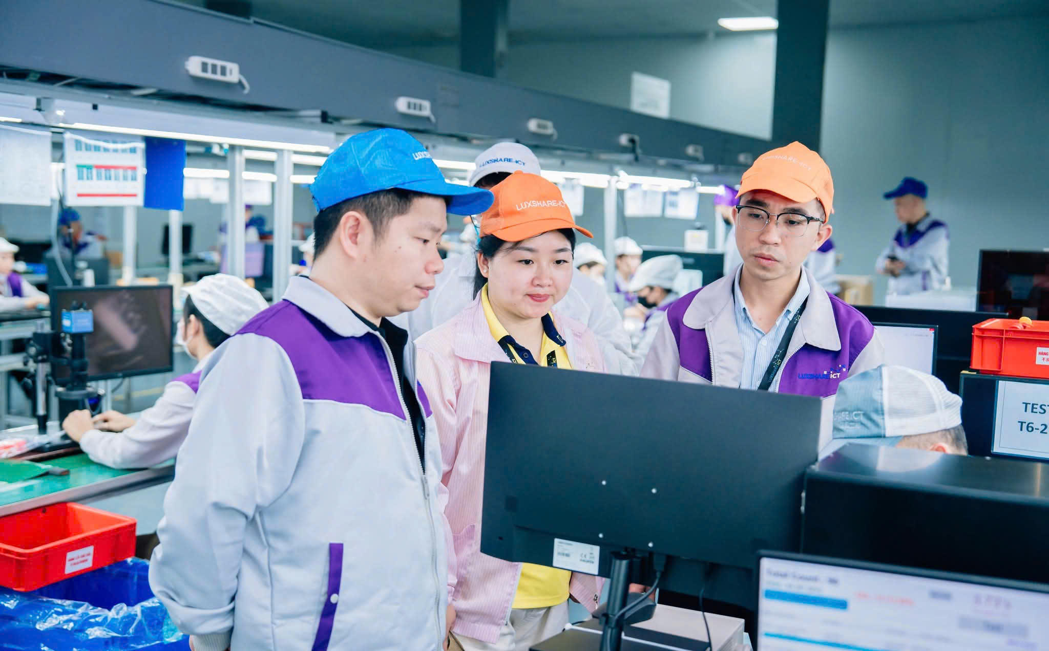 Anh Nguyễn Hữu Hòa, 30 tuổi, ở phường Cửa Lò, tỉnh Nghệ An (ngoài cùng bên phải) đang muốn mua NƠXH.