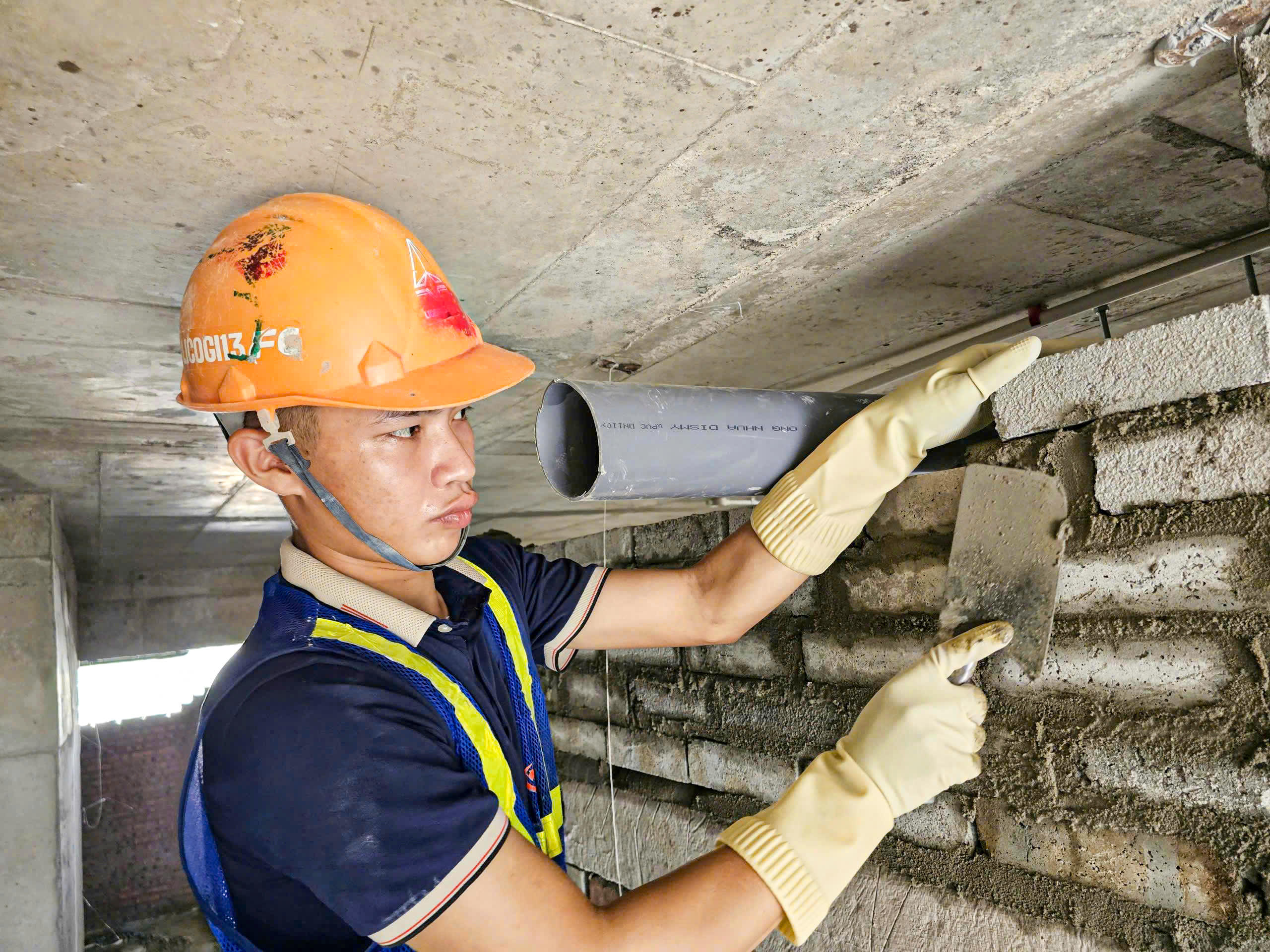 Công nhân làm việc tại công trường thi công khu NƠXH (OXH-2) ở phường Vinh Lộc do Công ty CP Đầu tư và Thương Mại Hùng Sơn (Thành viên của Entiz Group) làm chủ đầu tư.