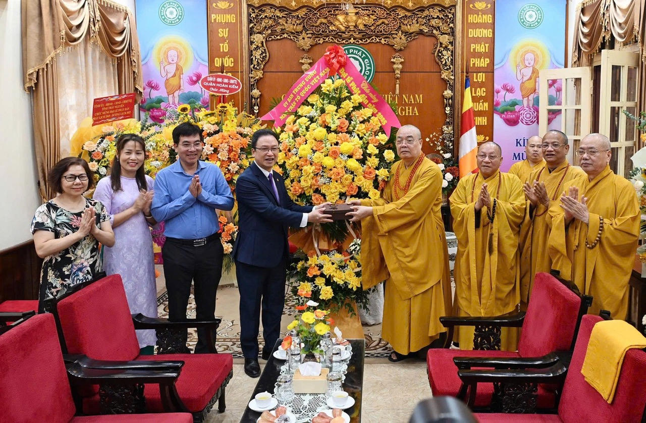 TS Nguyễn Văn Thanh - Ủy viên Đoàn Chủ tịch, Trưởng ban Dân tộc và Tôn giáo Cơ quan Ủy ban Trung ương MTTQ Việt Nam chúc mừng lãnh đạo Giáo hội Phật giáo Việt Nam nhân Đại lễ Phật đản.