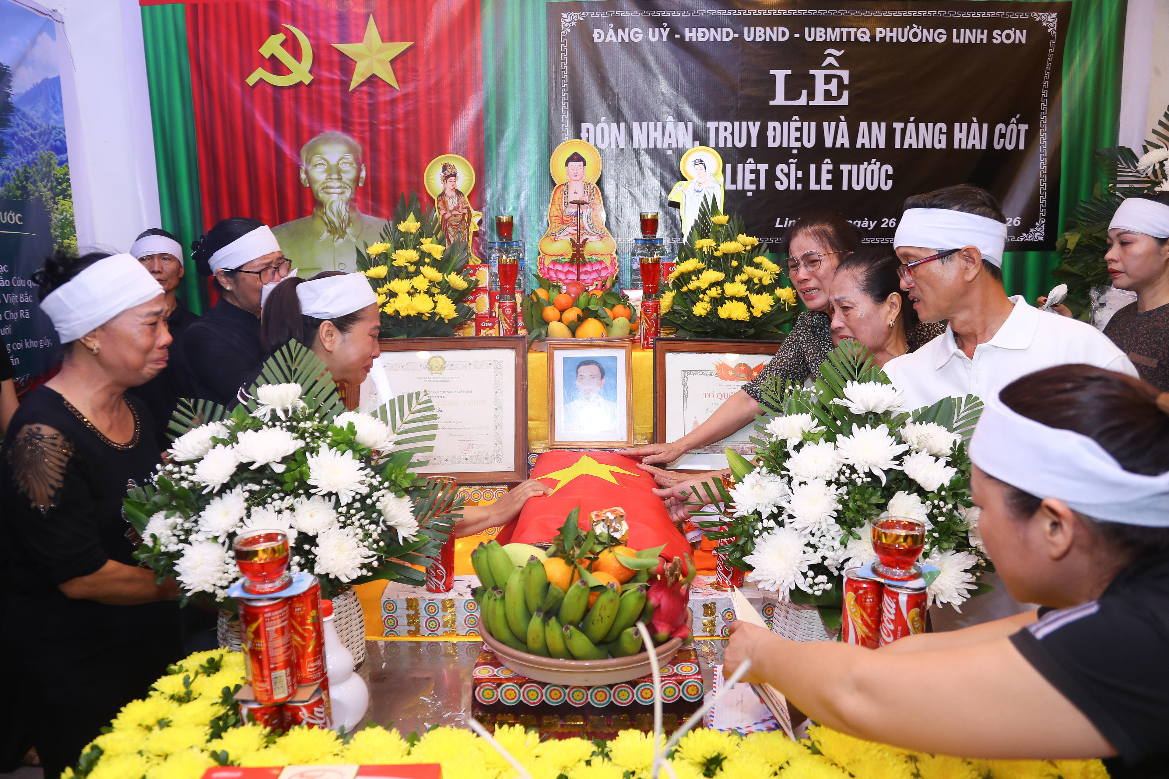Thân nhân liệt sĩ Lê Tước xúc động bên hài cốt người thân trong lễ đón nhận, truy điệu tại phường Linh Sơn, tỉnh Thái Nguyên.