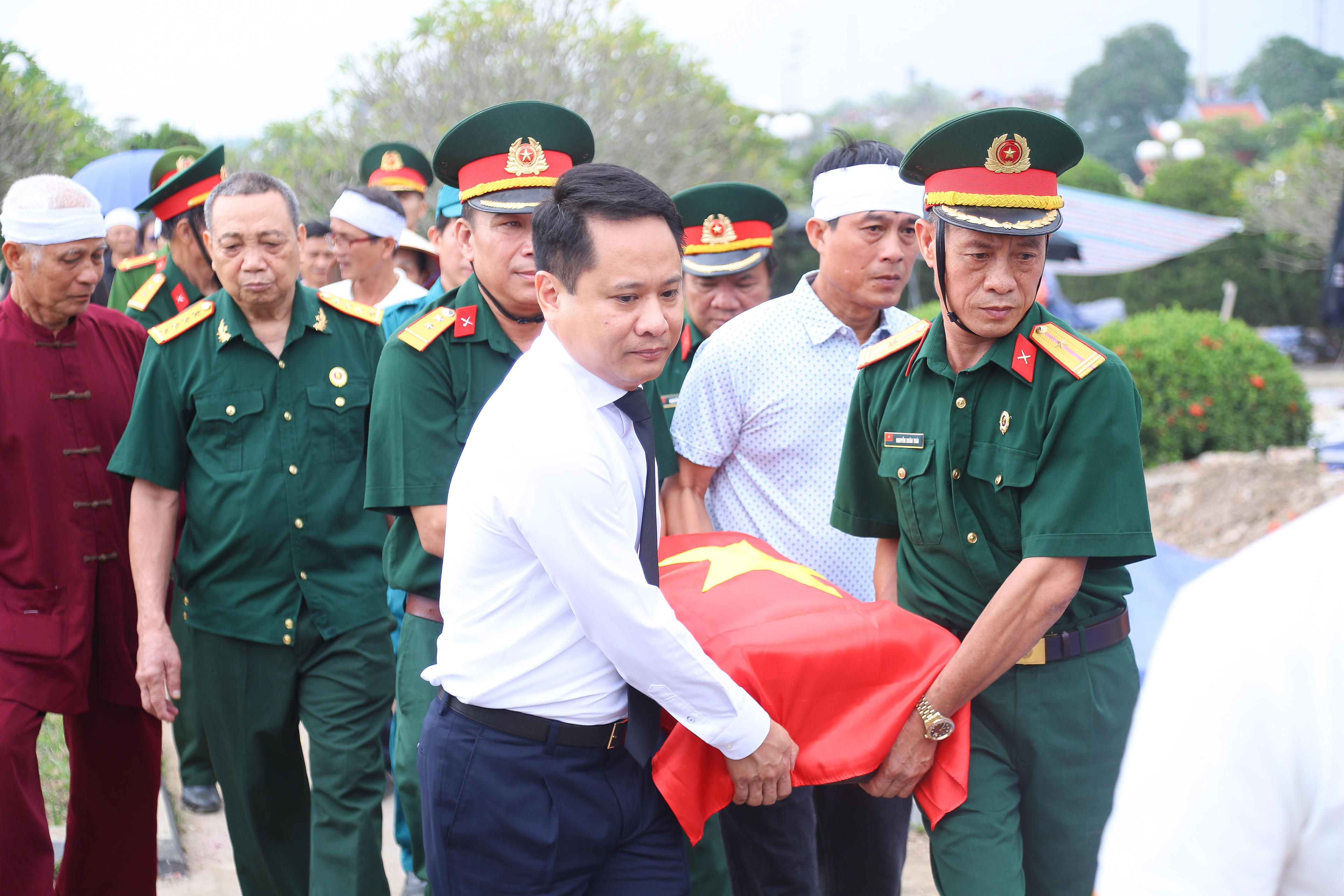 Tổng Biên tập Báo Đại đoàn kết Trương Thành Trung cùng lực lượng quân đội và thân nhân liệt sĩ đưa hài cốt liệt sĩ Lê Tước về nơi an táng.