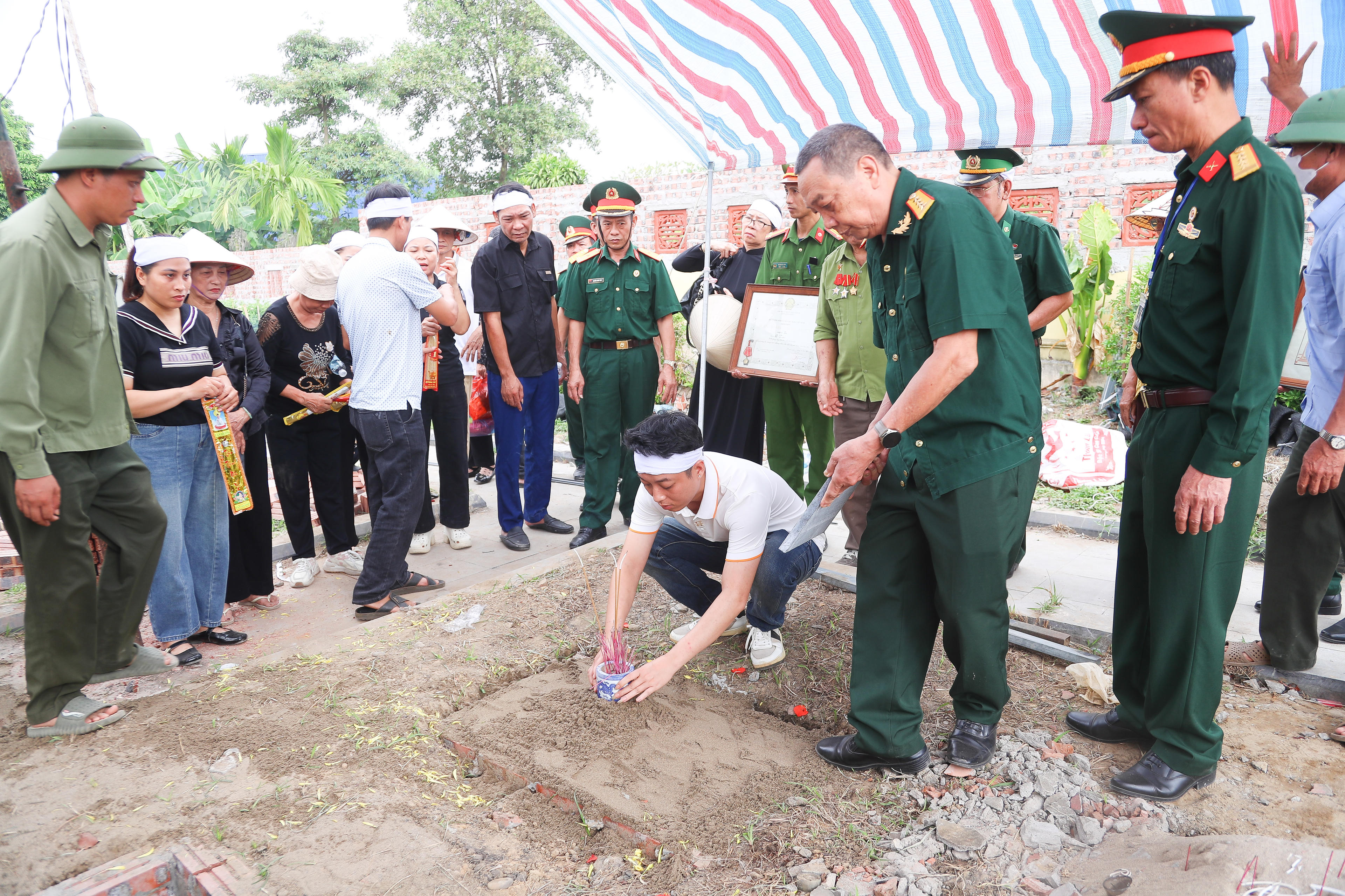 Lực lượng quân đội cùng thân nhân liệt sĩ Lê Tước thực hiện nghi thức an táng tại Nghĩa trang Liệt sĩ Dốc Lim, tỉnh Thái Nguyên.