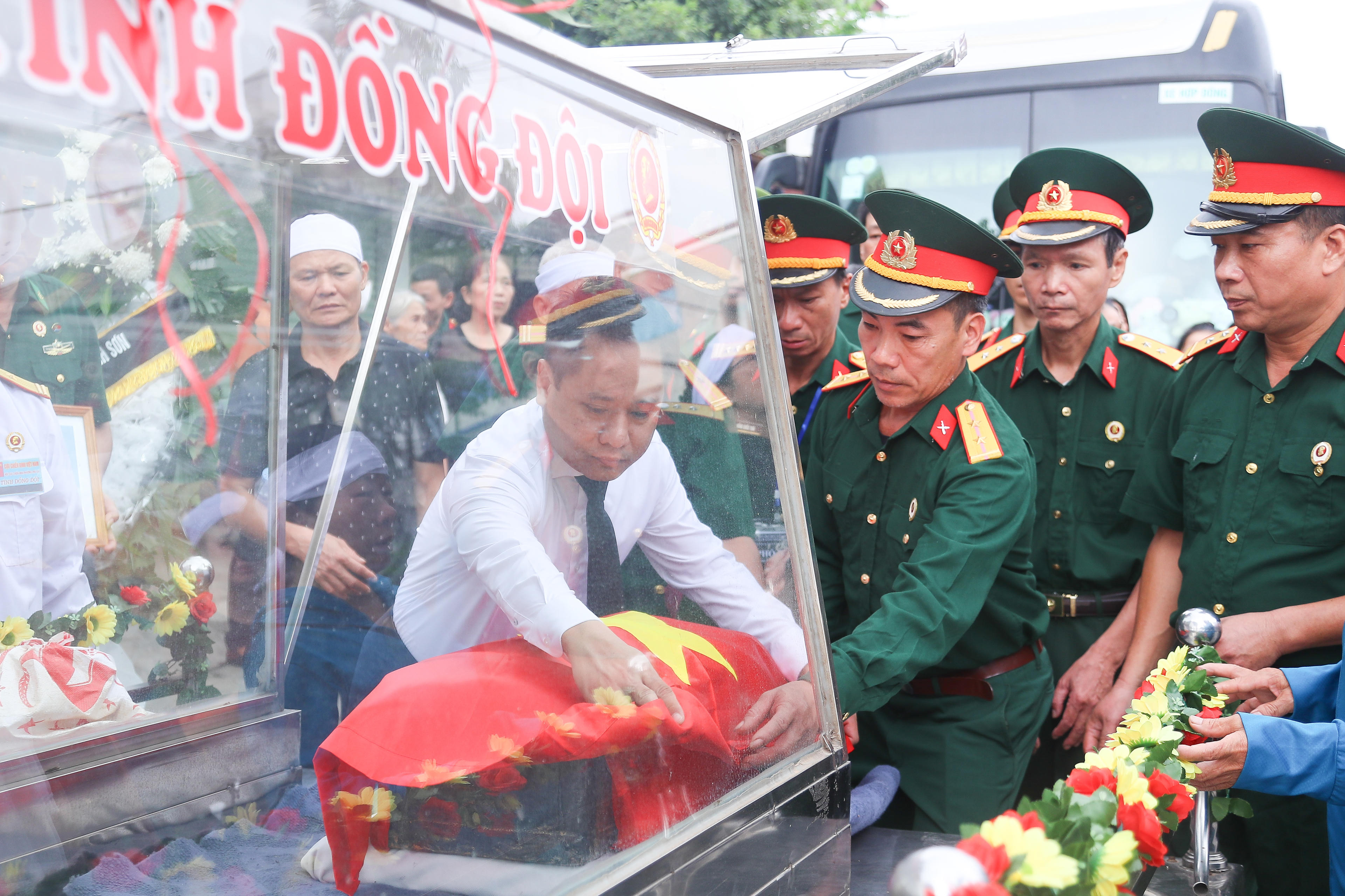 Lãnh đạo Báo Đại đoàn kết cùng lực lượng quân đội thành kính phủ Quốc kỳ lên hài cốt liệt sĩ Lê Tước trước khi đưa về nơi an nghỉ cuối cùng.
