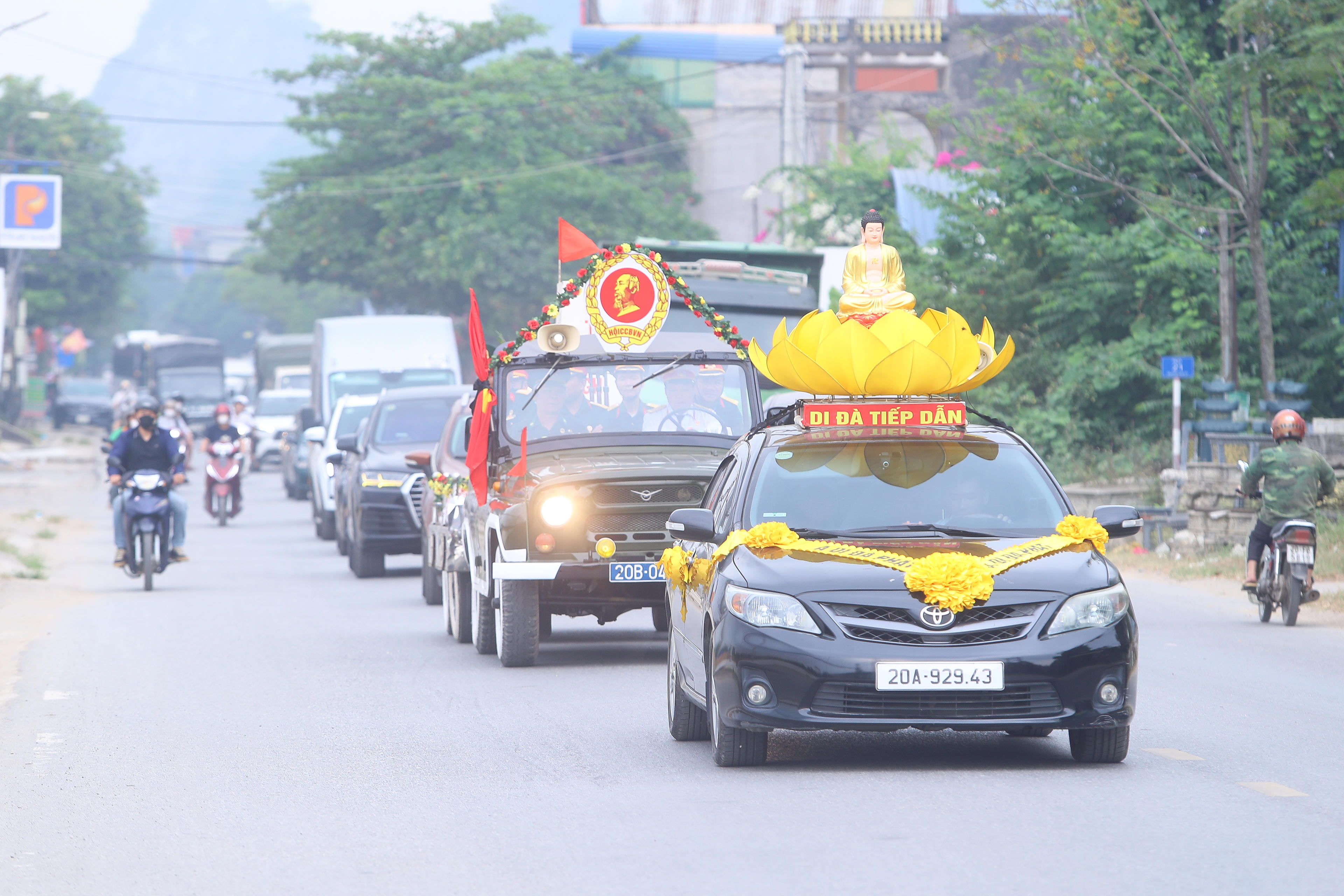 Đoàn xe đưa hài cốt liệt sĩ Lê Tước về Nghĩa trang Liệt sĩ Dốc Lim, tỉnh Thái Nguyên, để an táng sau 79 năm xa cách.