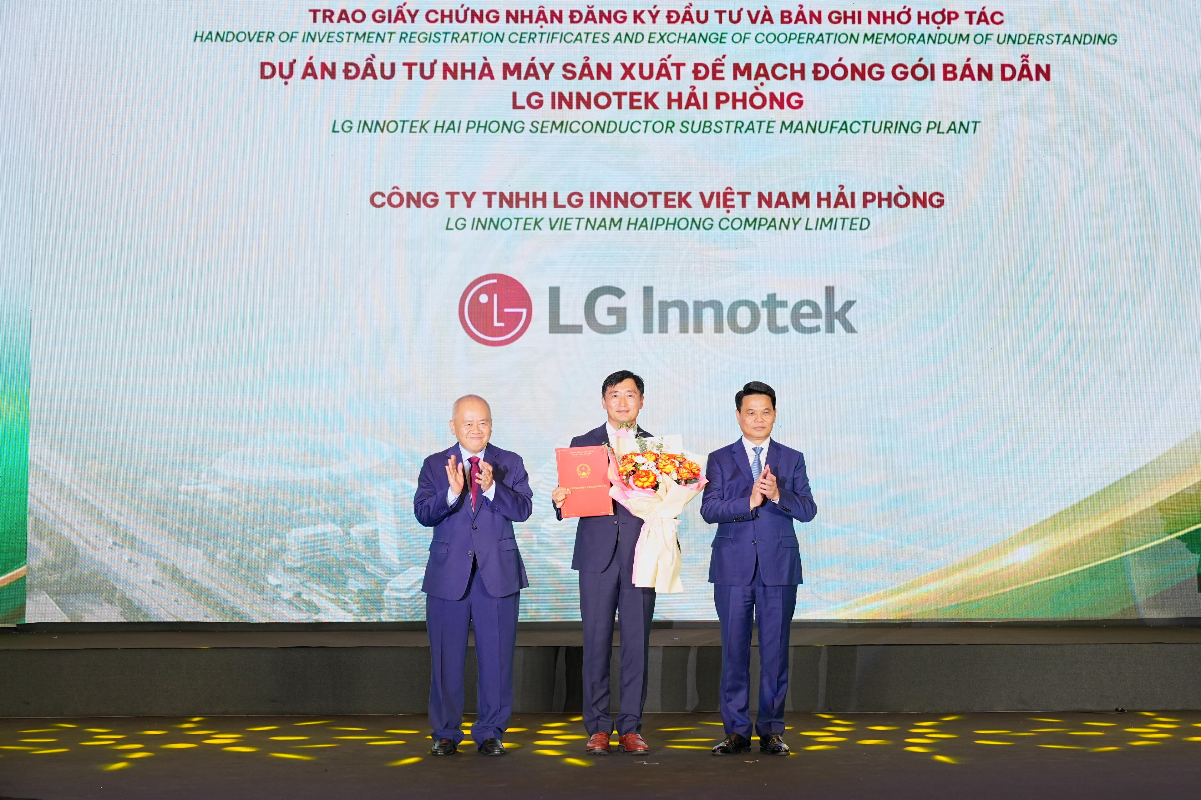 Lãnh đạo thành phố Hải Phòng trao Giấy chứng nhận đăng ký đầu tư Dự án đầu tư nhà máy sản xuất đế mạch đóng gói bán dẫn LG Innotek Việt Nam cho đại diện Công ty TNHH LG Innotek Việt Nam Hải Phòng.