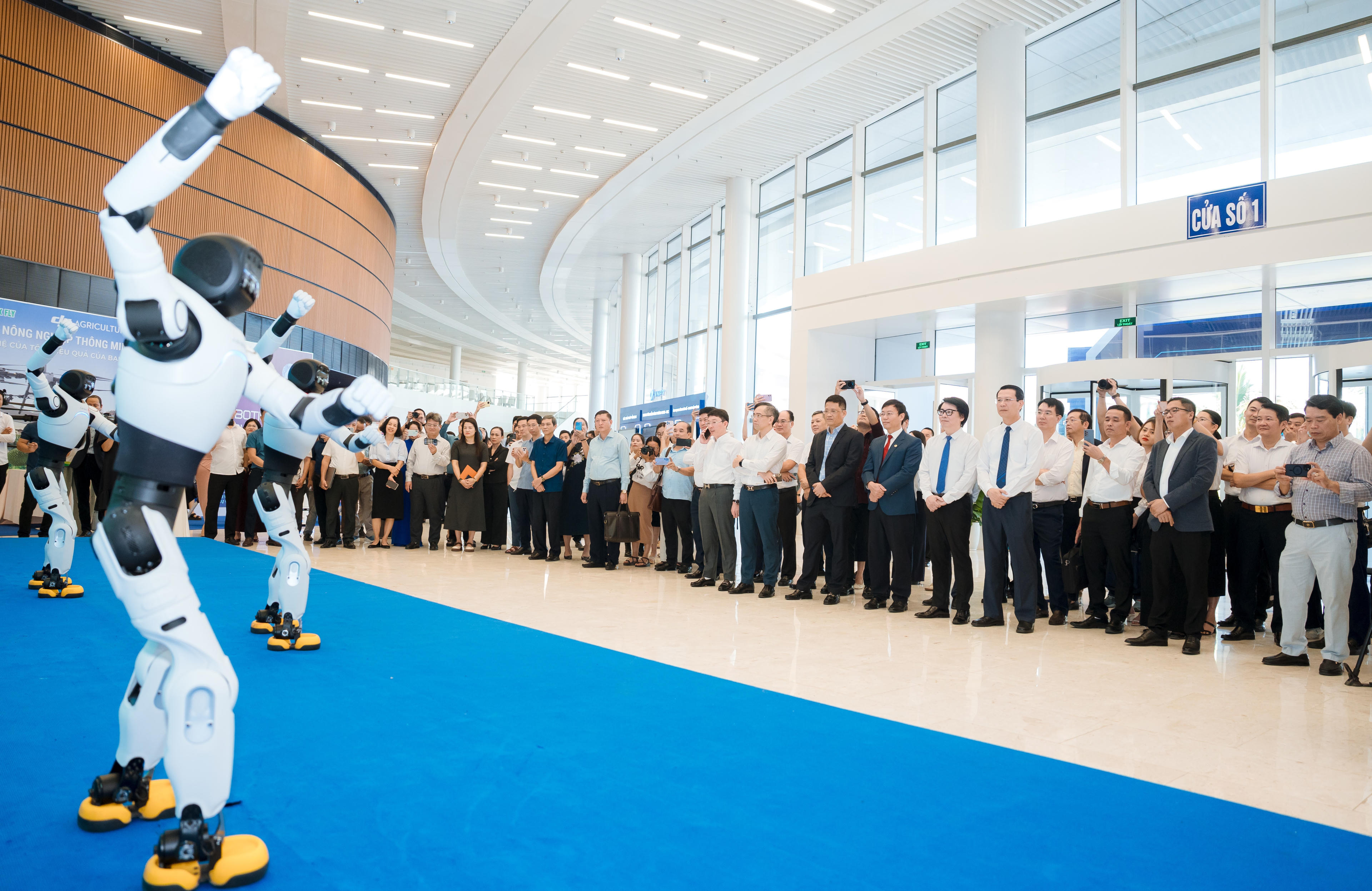 Đại biểu tham quan trình diễn của Robot thông minh tại Diễn đàn chuyển đổi số thành phố Hải Phòng năm 2026.