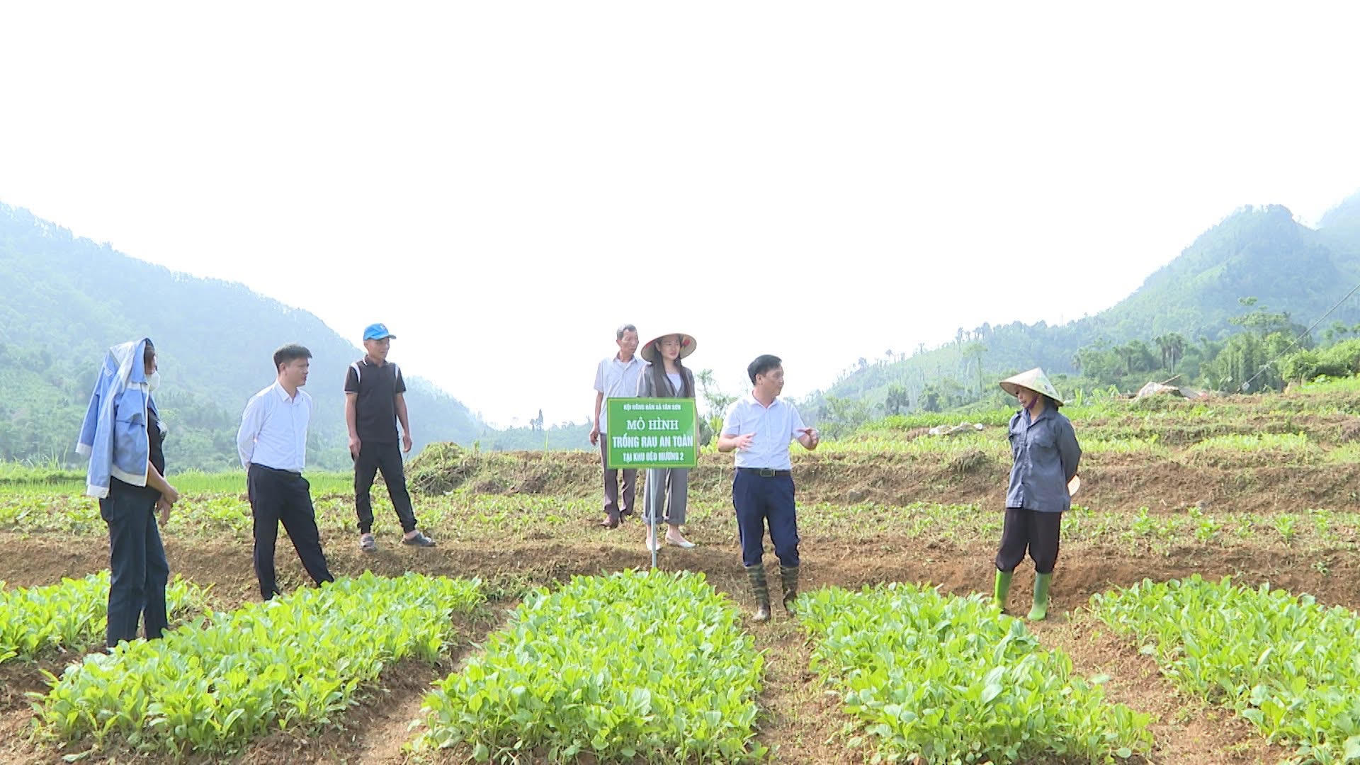 Lãnh đạo xã Tân Sơn liên tục thực hiện kiểm tra các mô hình sinh kế của đồng bào từ nguồn hỗ trợ Chương trình MTQG.