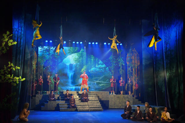 Khi xiếc và cải lương kết hợp kể về cuộc đời Phật hoàng Trần Nhân Tông Khi xiếc và cải lương kết hợp kể về cuộc đời Phật hoàng Trần Nhân Tông