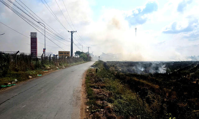 Khói đốt rơm rạ bao trùm cao tốc, tiềm ẩn nguy cơ tai nạn giao thông Khói đốt rơm rạ bao trùm cao tốc, tiềm ẩn nguy cơ tai nạn giao thông