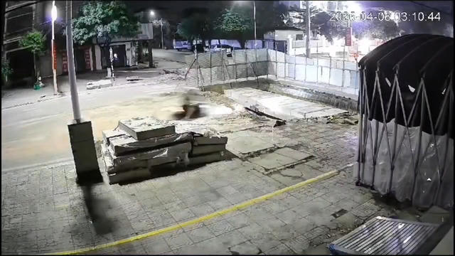 Quảng Ninh: Nam thanh niên điều khiển xe máy vượt biển cảnh báo, rơi xuống hố công trình