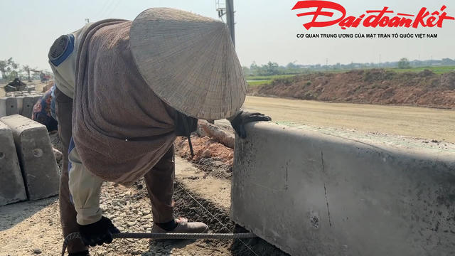 Chuyện những người phụ nữ làm ‘việc của đàn ông’ giữa thời tiết 40 độ C