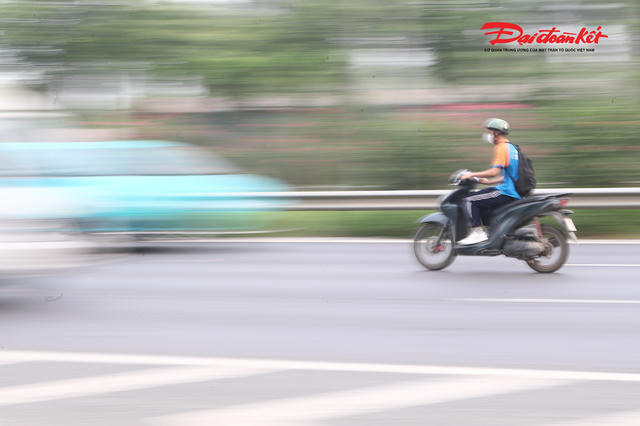 Xe máy quay đầu, bỏ chạy khi gặp CSGT trên Đại lộ Thăng Long