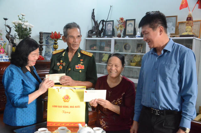 Chủ tịch Ủy ban Trung ương MTTQ Việt Nam Bùi Thị Minh Hoài thăm, tặng quà gia đình chính sách, người lao động có hoàn cảnh khó khăn tại Ninh Bình