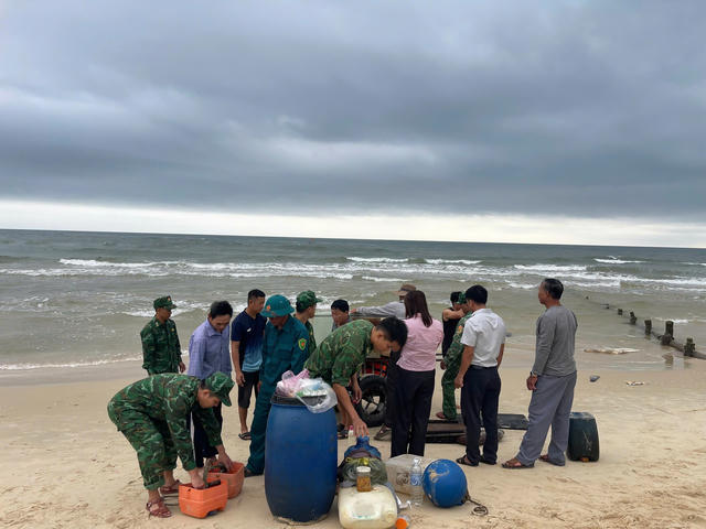Quảng Trị: Tàu cá bị chìm, 2 ngư dân may mắn bơi vào bờ