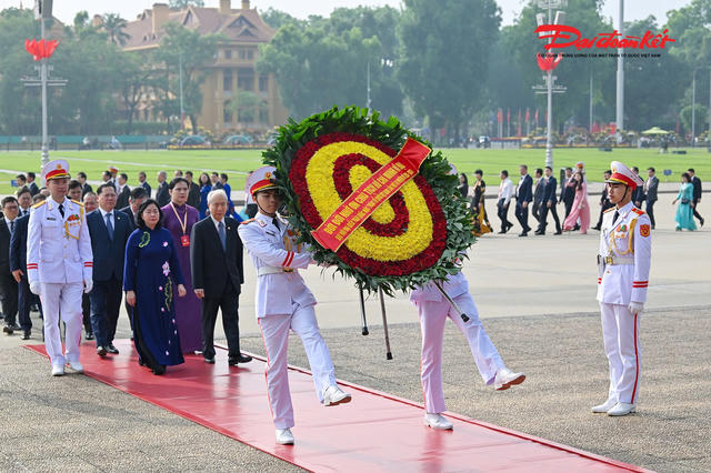 Đoàn đại biểu tham dự Đại hội đại biểu toàn quốc MTTQ Việt Nam lần thứ XI vào Lăng viếng Chủ tịch Hồ Chí Minh