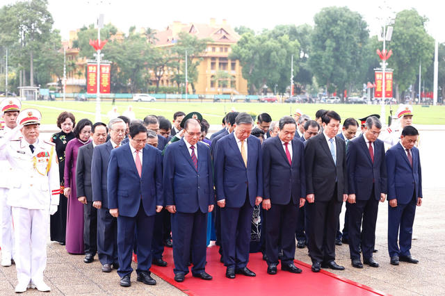 Kỷ niệm 136 năm Ngày sinh Chủ tịch Hồ Chí Minh: Lãnh đạo Đảng, Nhà nước vào Lăng viếng Bác