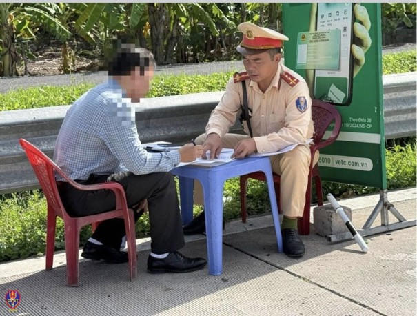 Dừng xe trên cao tốc, bị phạt 14 triệu đồng