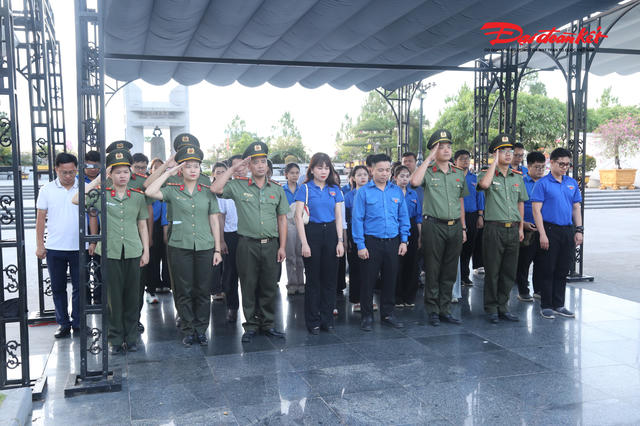 Dòng người về Quảng Trị viết tiếp hành trình tri ân trong tháng Bảy nghĩa tình