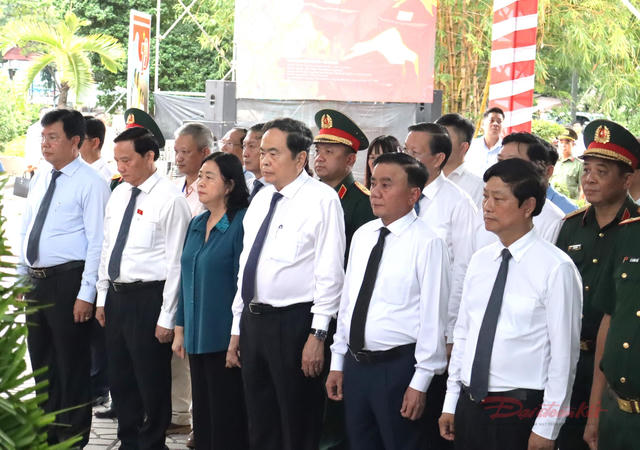 [SHORT] Chủ tịch Quốc hội dâng hương các anh hùng liệt sĩ ở Công viên Lê Thị Riêng