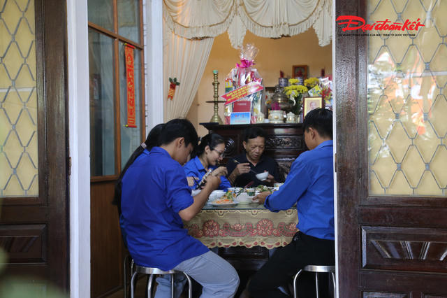 Quảng Trị: Bữa cơm ấm lòng Mẹ trong tháng Bảy nghĩa tình