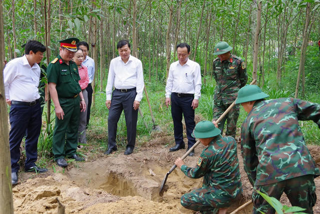 Chủ tịch UBND tỉnh Quảng Trị thăm lực lượng tìm kiếm hài cốt liệt sĩ ở Câu Nhi Chủ tịch UBND tỉnh Quảng Trị thăm lực lượng tìm kiếm hài cốt liệt sĩ ở Câu Nhi
