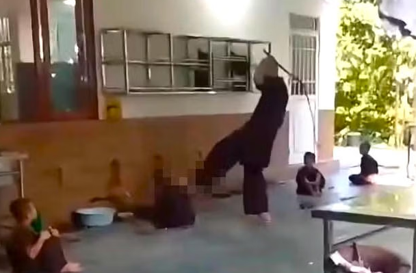 [SHORT] Khởi tố người đánh chú tiểu ở chùa Bầu 