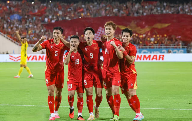 [SHORT] Tuyển Việt Nam đánh bại Malaysia, cổ động viên “nhuộm đỏ” Mỹ Đình
