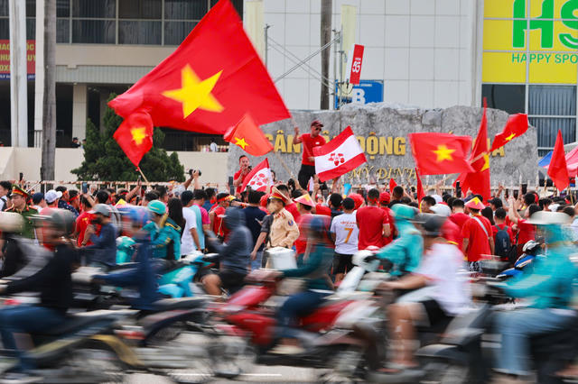 [SHORT] Cổ động viên đổ ra đường ăn mừng chiến thắng của Đội tuyển Việt Nam
