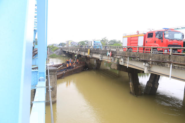 Quảng Trị: Khẩn trương khắc phục sự cố sà lan mắc kẹt dưới cầu Mỹ Chánh