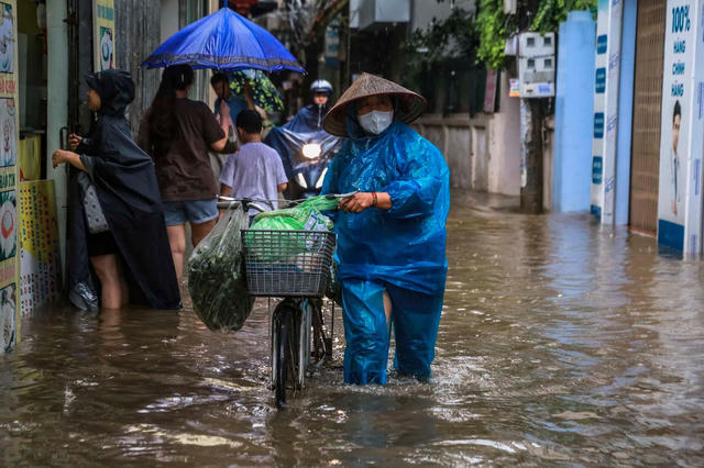 [SHORT] Hà Nội: Học sinh nhiều trường được nghỉ hoặc học online vì mưa lớn