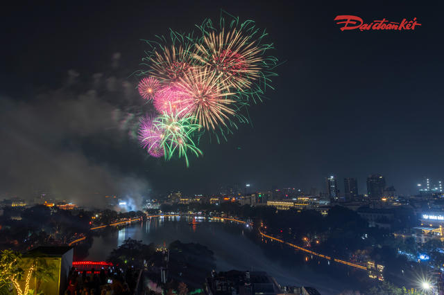 Pháo hoa rực rỡ mừng ngày Giải phóng Thủ đô 10/10
