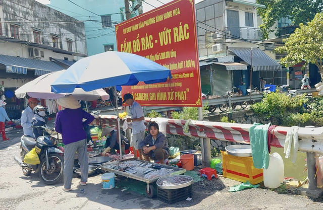 TP Hồ Chí Minh: Cảnh báo vệ sinh môi trường và trật tự giao thông từ chợ tự phát