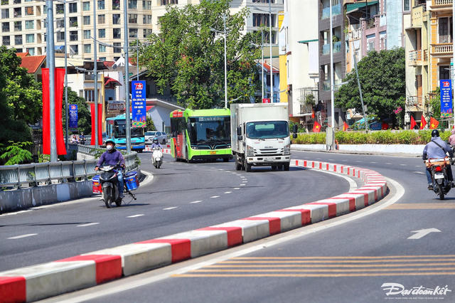 [SHORT] Hà Nội phân luồng giao thông khu vực Nghi Tàm, Âu Cơ phục vụ thi công cầu Tứ Liên