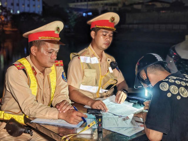 CSGT Hà Nội tuần tra xuyên đêm, xử lý nhiều thanh thiếu niên vi phạm giao thông